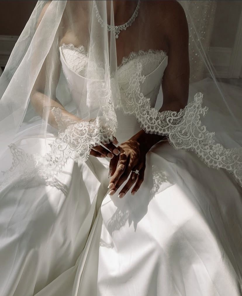 Bride wearing a veil with a scalloped lace edge